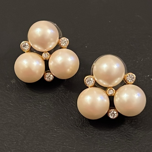 Elegant Glass Pearl & Crystal Cluster Stud Earrings - Picture 2 of 8